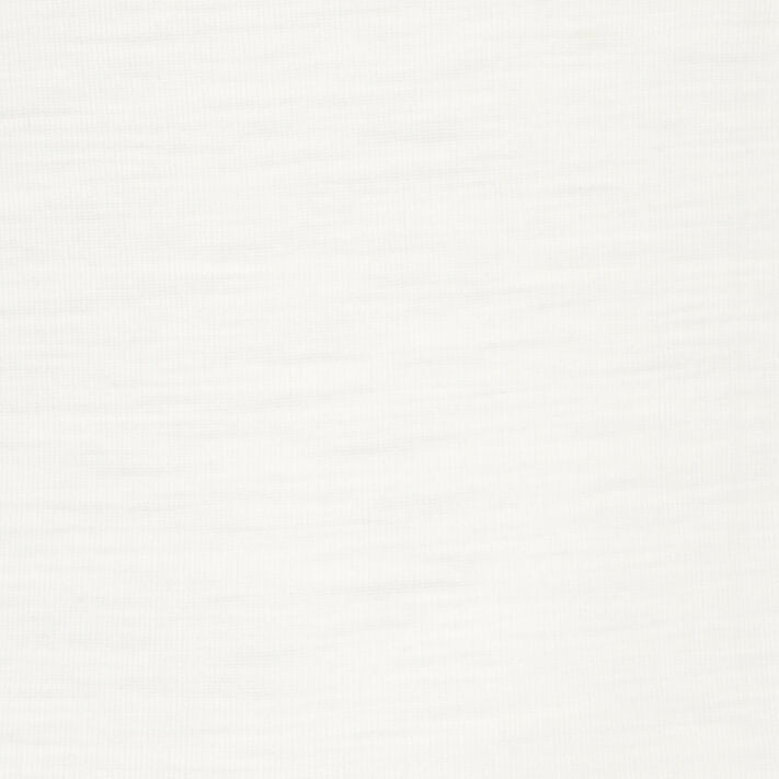 Nærbillede af FEMILET Juliana-top i off-white, der fremhæver dens bløde tekstur og fine vandrette linjer.