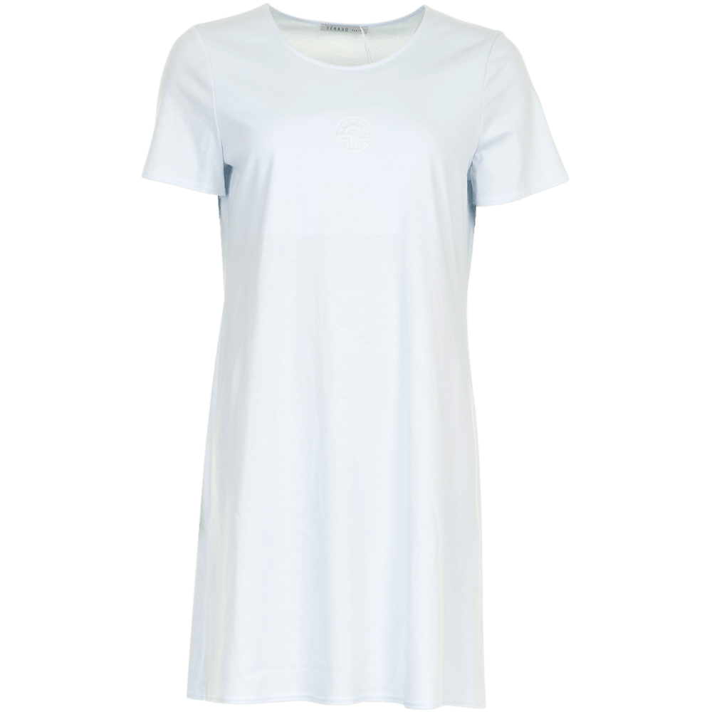 Féraud Lyseblå kortærmet natkjole fra Féraud, vist forfra på hvid baggrund, med minimalistiske detaljer.