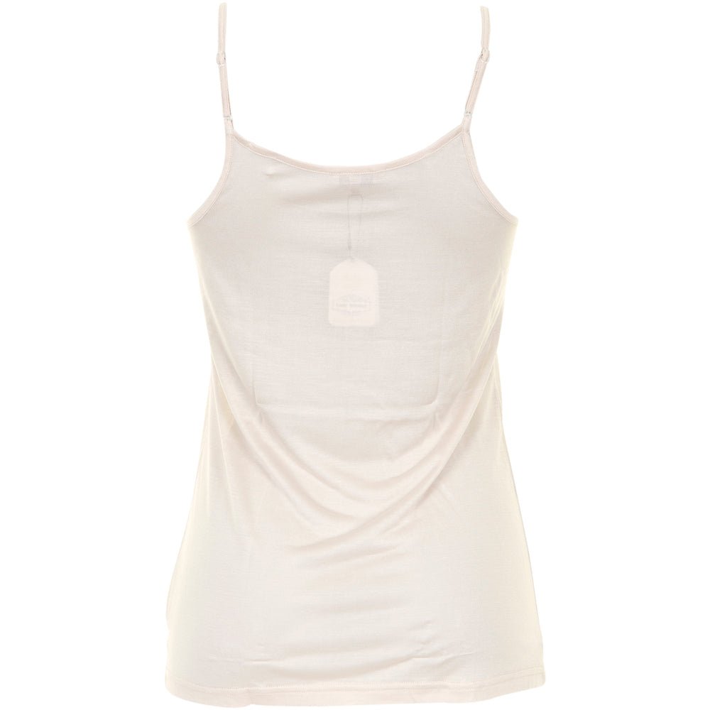 Lyserød Lady Avenue 23-10401 Sand-camisole i luksuriøs silke, hvor mærket diskret kan ses gennem det fine stof.