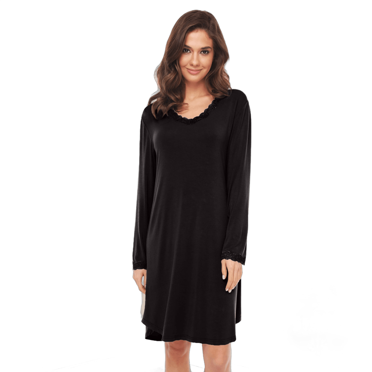 En kvinde iført en Lady Avenue-nattkjole i bambus, der viser det stilfulde loungewear frem foran en ensfarvet hvid baggrund.