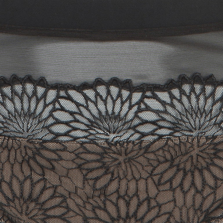 Nærbillede af sort blomsterblonder over beige på PrimaDonna – Sophora Black Sort.