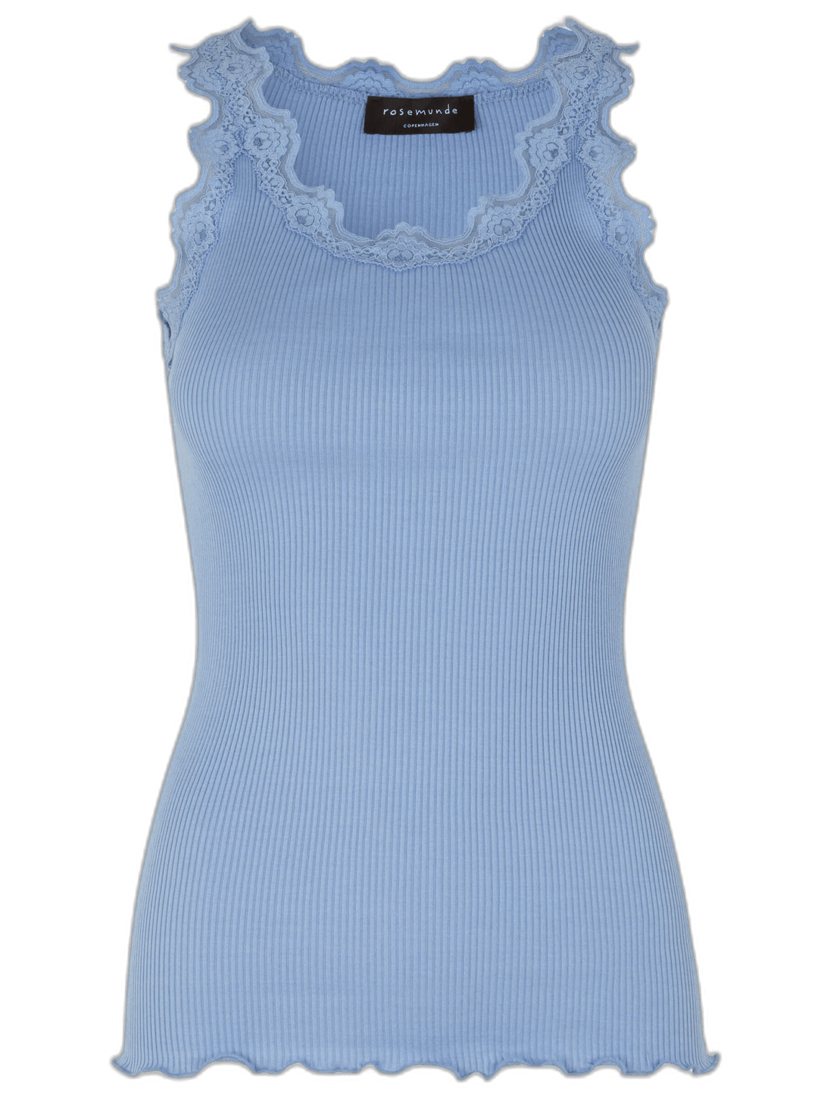 Rosemunde Silk Top Blå: Ærmeløs, lyseblå, ribbet silketop med blonder ved halsudskæringen og ærmegabene på ensfarvet baggrund.