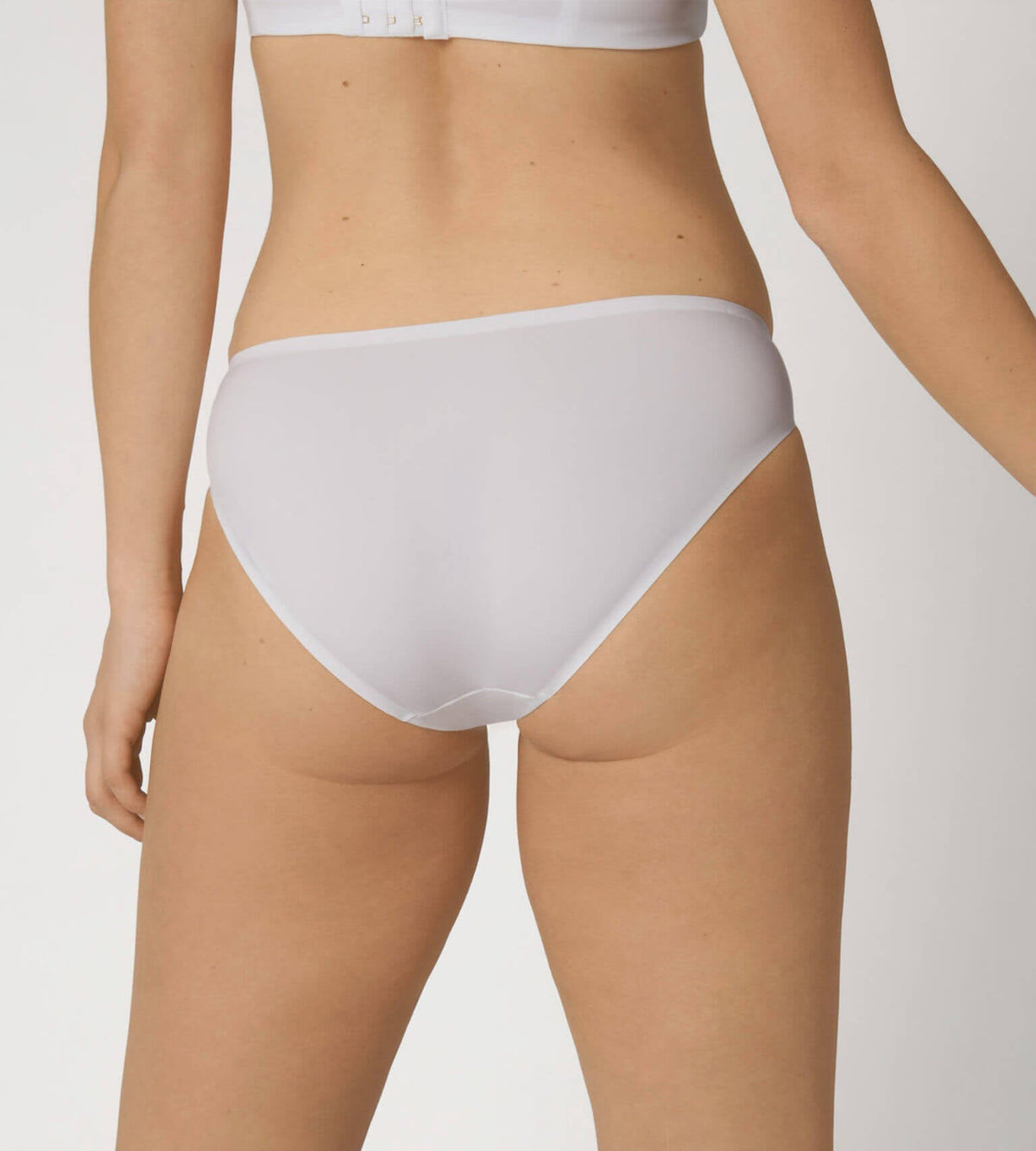 121484 | Triumph - Body Make-Up Essentials 003 Hvid.