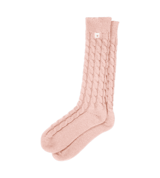 Et par Triumph 145967 Accessories ribstrikkede strømper i rosa med et hvidt mærke ved manchetten på hvid baggrund.