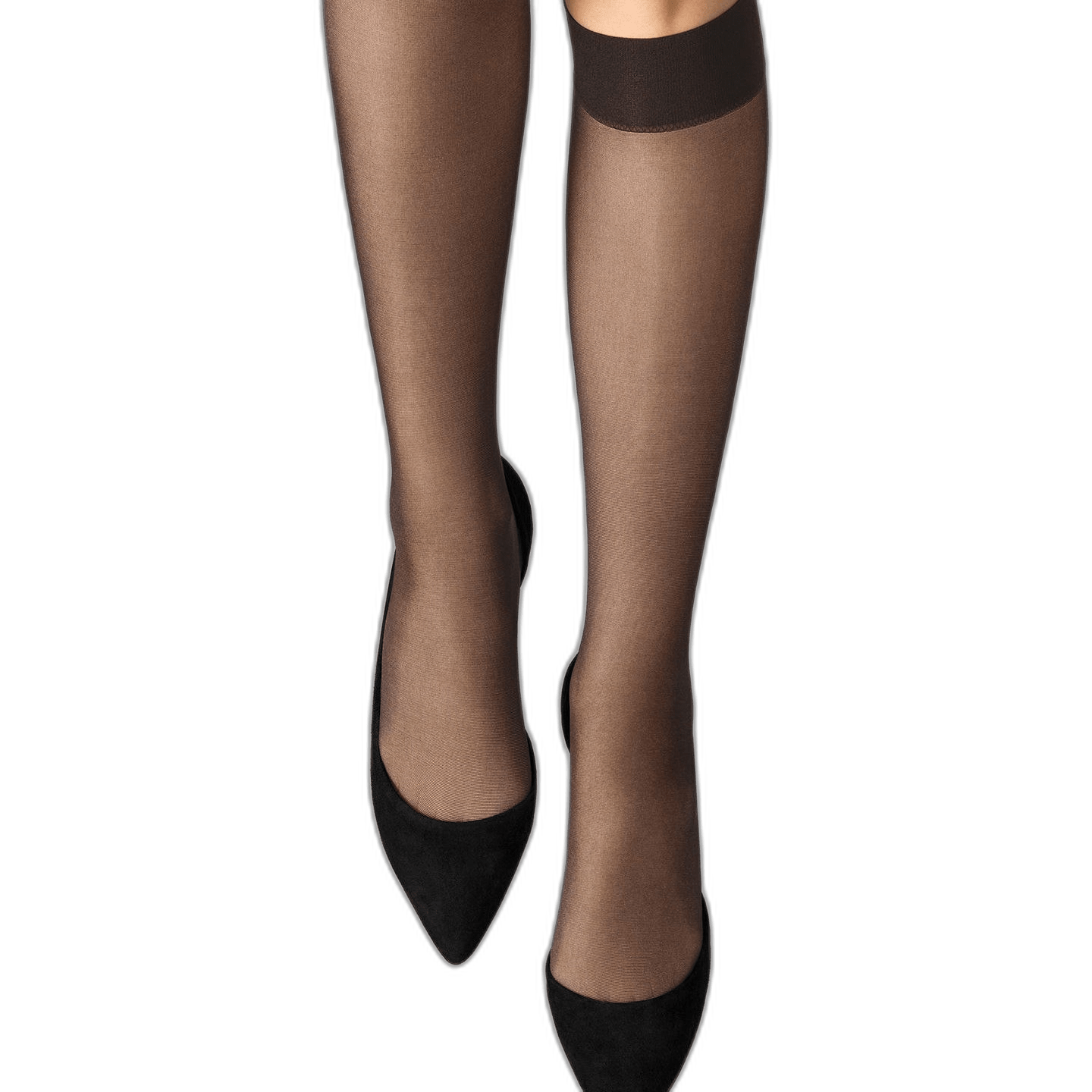 En person iført Wolford Satin Touch 20, næsten sorte strømper og sorte sko med spids tå, set ovenfra på en hvid baggrund.