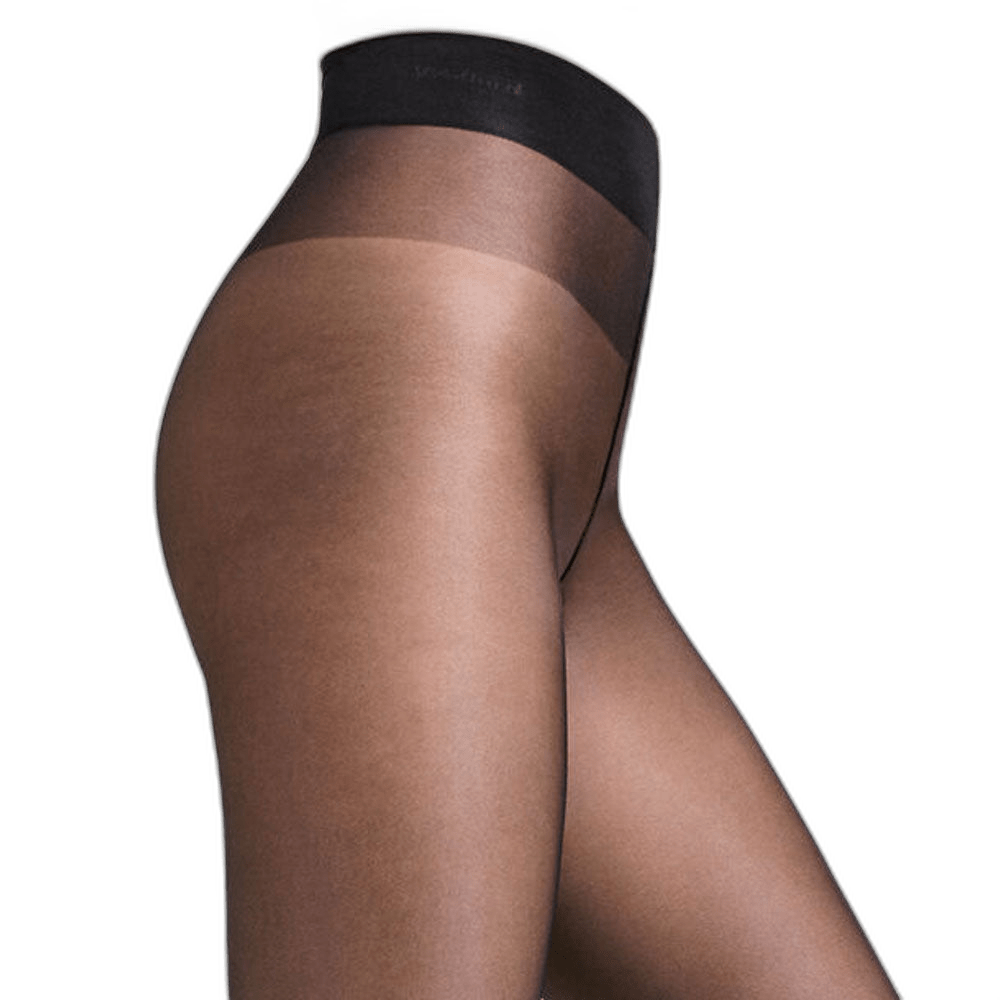 Model iført Wolford - Satin Touch 20 Comfort Black W strømpebukser, der går fra midt på låret til taljen, foran en hvid baggrund.