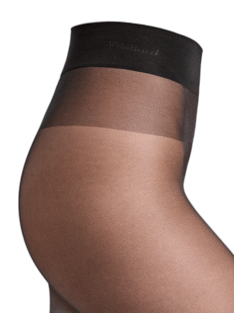 Nærbillede af en person iført Wolford Satin Touch 20 Comfort Admiral strømpebukser med sort linning, på ensfarvet baggrund.