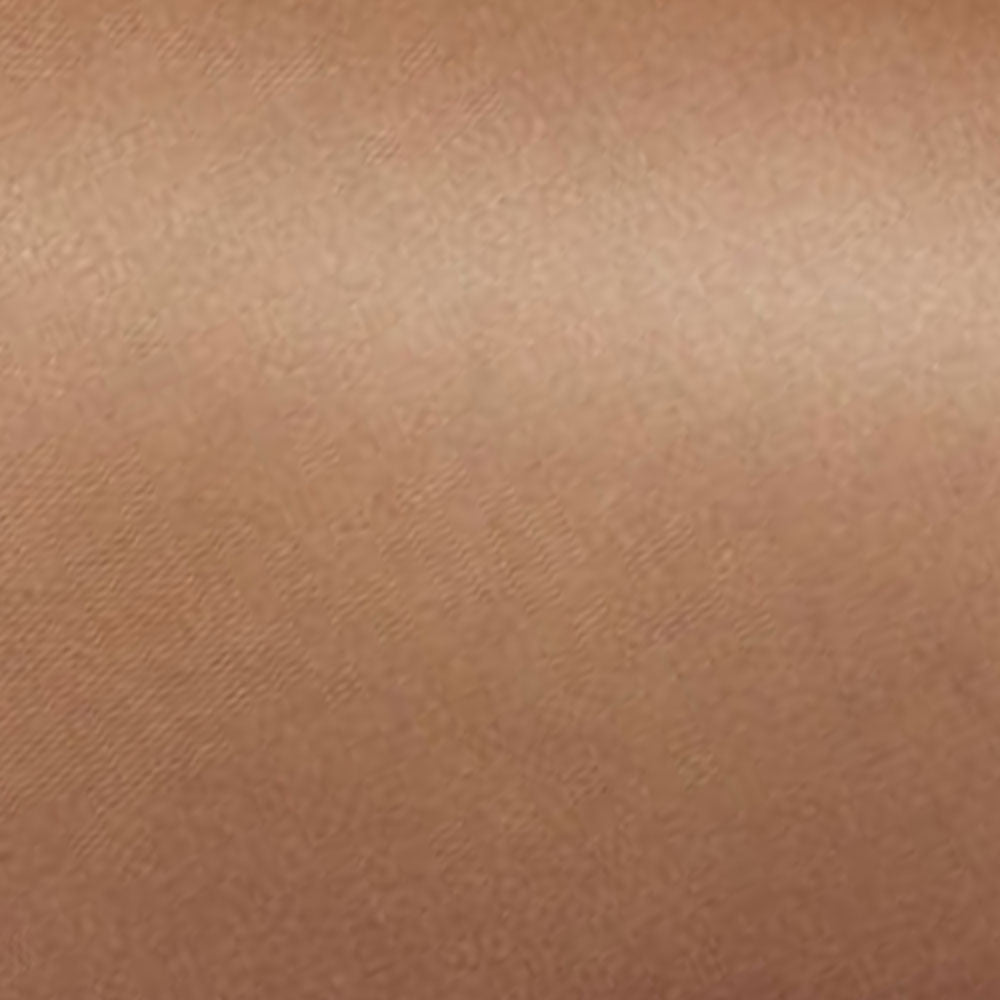 Nærbillede af Wolford Satin Touch 20 Comfort Coca strømpebukser med en diskret diagonal struktur og en let glans.