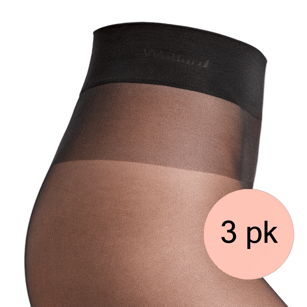 Nærbillede af Wolford Satin Touch 20 Nearly Black-linning på en model, hvor etiketten til 3-pakken er synlig.